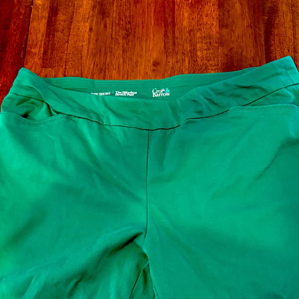 Croft and Barrow 24w Short Green Pants
Ankle length, strait leg